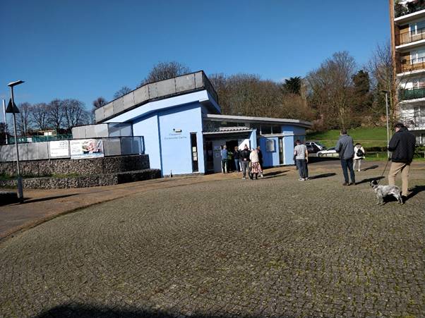 A group of people outside a building Description automatically generated with medium confidence