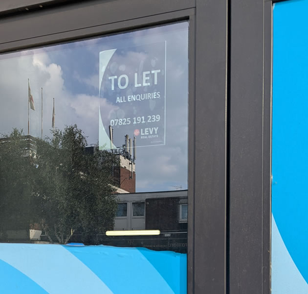 Discreet estate agent sign 