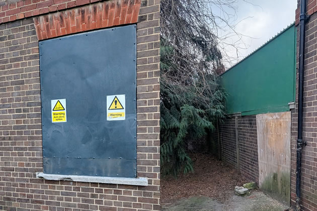 Gunnersbury steel plate and spikes 