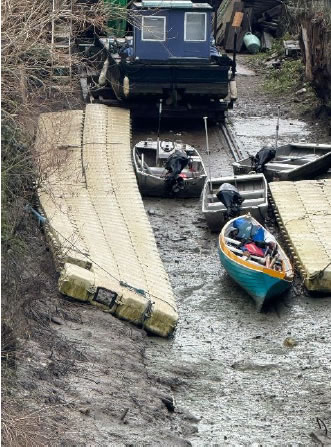 The pontoon was deposited in two pieces on Lots Ait 