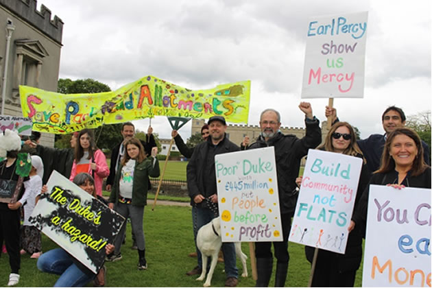Isleworth Councillors Daanish Saeed, Salman Shaheen and Sue Sampson (far right first picture join local 
