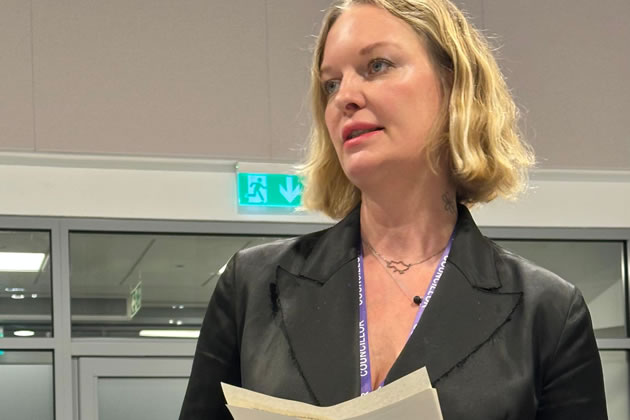 Cllr Maximova presents her motion to the meeting 