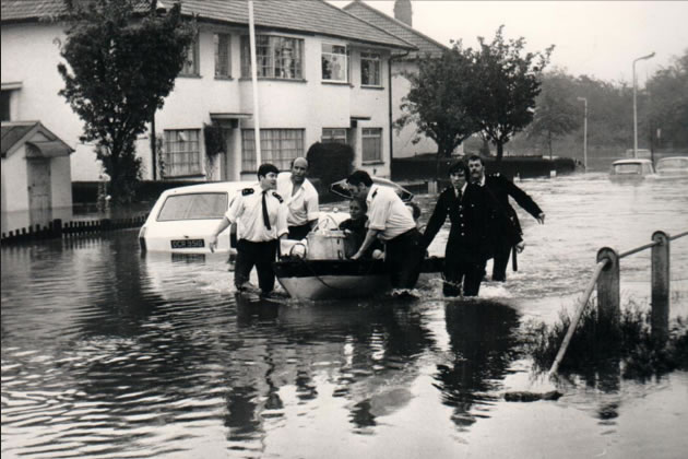 Flooding near Greenford Bridge in 1977
