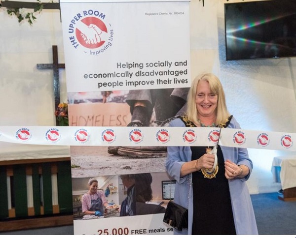 Mayor Daryl cuts the ribbon